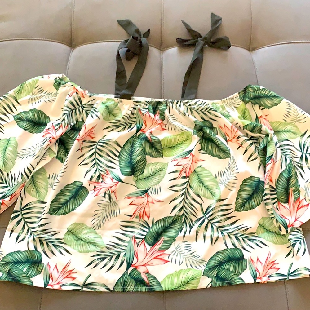 Brand new floral off shoulder top! 🍃🌸